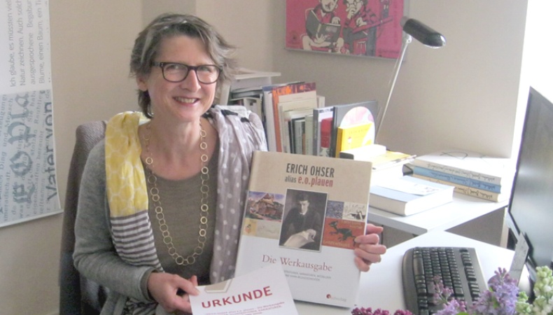 Dr. Elke Schulze freut sich über den dritten Platz beim Literaturwettbewerb Vogtlands Lieblingsbuch